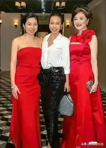 ​林青霞一家五口全家福，三个女儿完全绕开了她的优良基因