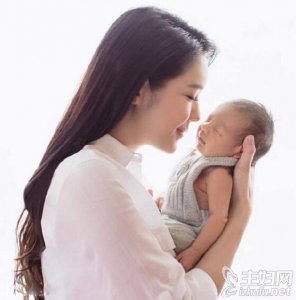 ​官恩娜儿子正面照曝光 官恩娜老公是做什么的