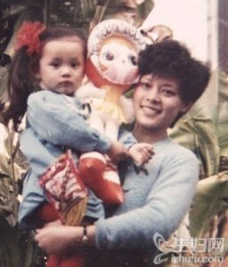 ​孙俪妈妈照片曝光 长相清丽气质美貌不输女儿