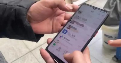​女子发视频称在长沙火车站被偷拍，现场检查对方手机引争议，律师解读