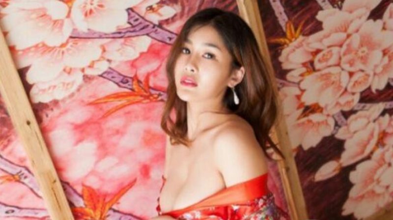 女主播脱内衣给粉丝看胸镜头拉近整整三分钟无打码