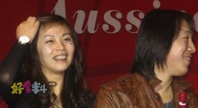 黄渤老婆多大 两人在上学时候就认识了还是一个组合的