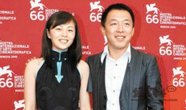 黄渤老婆多大 两人在上学时候就认识了还是一个组合的