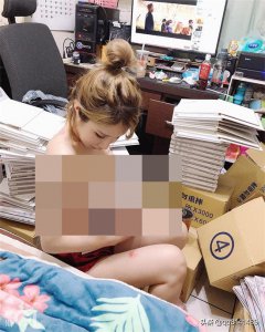 ​辛尤里(模特辛尤里出写真送唇印 赠品让粉丝心动)