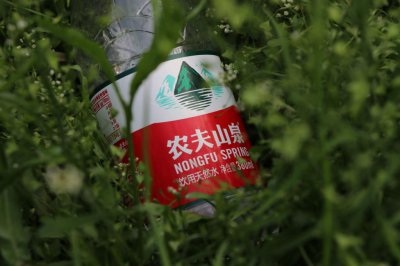 ​围剿“孤狼”：农夫山泉跌入舆论漩涡，饮用水江湖风云再起