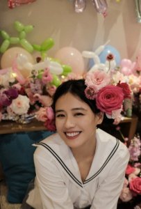 ​马思纯生日晒新照片 头戴鲜花笑容靓丽