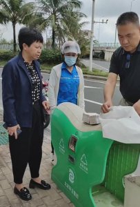 ​海口环卫工在垃圾桶捡到30万现金，报警找失主，公司：会表扬她
