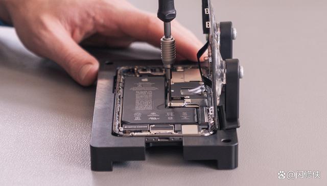 iPhone或将配可拆卸模块电池 网友：万能充又要重出江湖了？