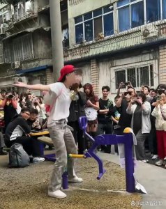​成都＂迪士尼＂成网红打卡点 成都迪士尼是啥梗？咋火的？