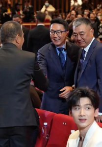 ​人设无需表演，65岁丁勇岱握手53岁陈建斌，尴尬的却是身旁这些明星
