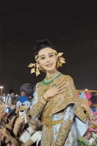 ​43岁范冰冰坐三轮车游街？昔日顶流落魄到如此境地？