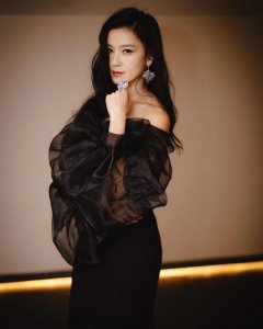 ​48岁林熙蕾状态超好，和林心如保持身材，两人气质相当