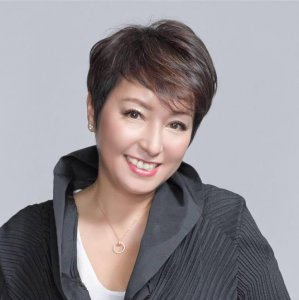 ​黎明诗葬礼举行，棺木被摆满的鲜花围绕，陈伟霆钱小豪送花篮