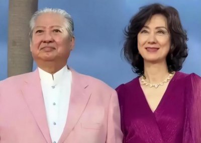 ​59岁高丽虹陪洪金宝领奖，红裙透着贵气，美得不可方物