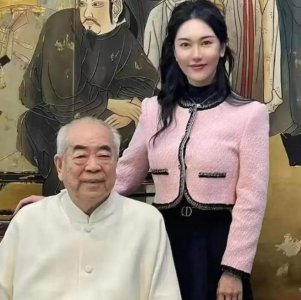 ​范曾徐萌婚后办家宴：徐萌坐女主人席位，穿着富态显优雅