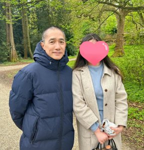 ​61岁梁朝伟德国被偶遇全程陪笑，意外撞脸王石引热议