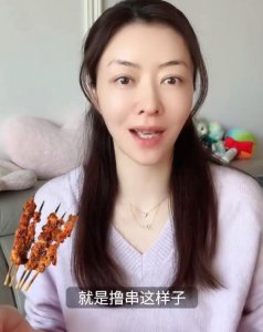 ​ 熊黛林全家吃烧烤，6岁大女儿跳舞可爱，小姑娘越来越像妈妈