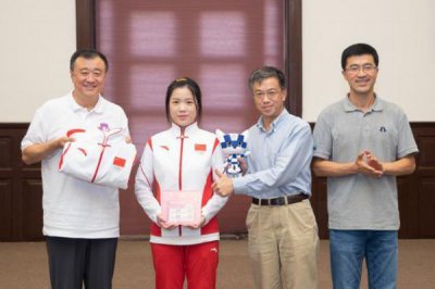 ​杨倩将奥运会领奖服赠予清华 射击的正确姿势