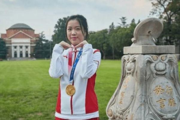 杨倩将奥运会领奖服赠予清华 射击的正确姿势