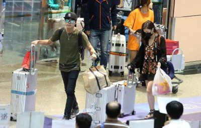 ​贺军翔爱妻真面目曝光 白皙美腿抢镜竟然是初恋女友