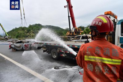 ​劫后余生！广东梅大高速塌方路段，他下跪“逼停”后来车辆