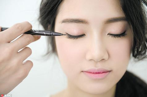 美瞳线怎么画隐形_眼线怎么画看不出来？