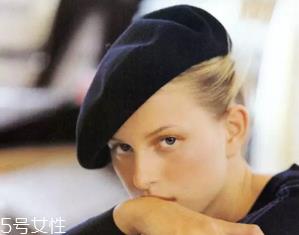 戴什么帽子显脸小？宽檐帽让脸看起来小