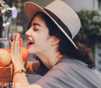 戴什么帽子显脸小？宽檐帽让脸看起来小