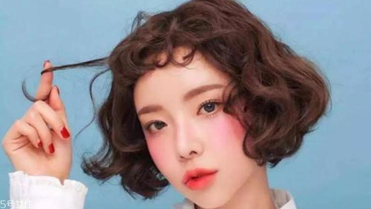 1分钟扎头发的方法 三种丰盈好看的懒人扎发发型