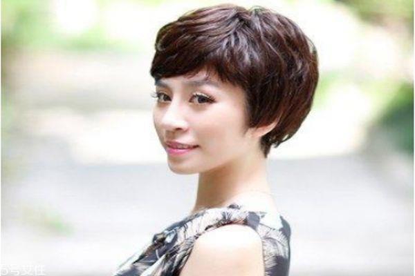 50岁短发怎么烫好看 50岁女人适合烫的短发