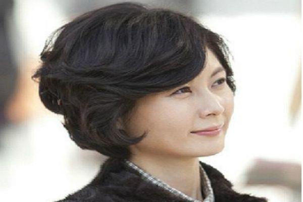 50岁短发怎么烫好看 50岁女人适合烫的短发