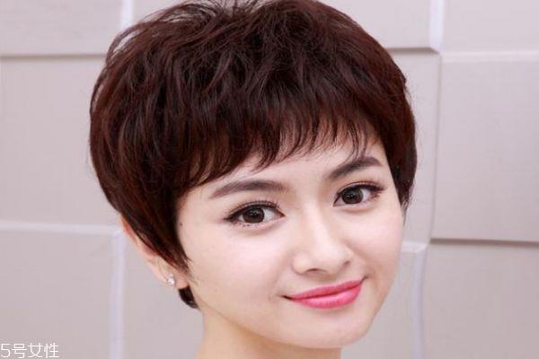 50岁短发怎么烫好看 50岁女人适合烫的短发