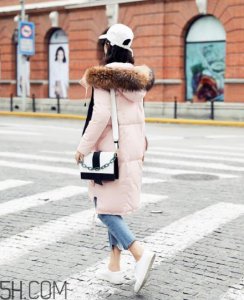 ​粉色羽绒服配什么裤子？粉色羽绒服搭配什么裤子好看？
