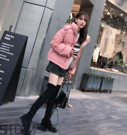 粉色羽绒服配什么裤子？粉色羽绒服搭配什么裤子好看？