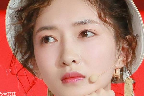 头发软染什么颜色 浅色系或亮色系