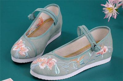 ​改良汉服配什么鞋子好看 改良汉服可以配帆布鞋吗