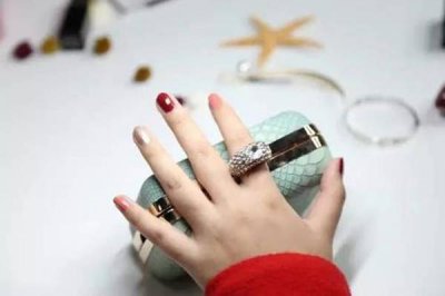 ​指甲油中哪个成分刺鼻 卸美甲的方法有哪些