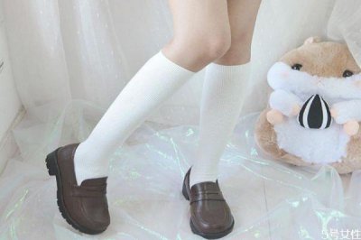 ​jk袜要怎么样才不显腿粗 袜子穿到小腿哪里显瘦