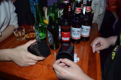 ​摇色子喝酒怎么玩（喝酒摇色子玩法教程)