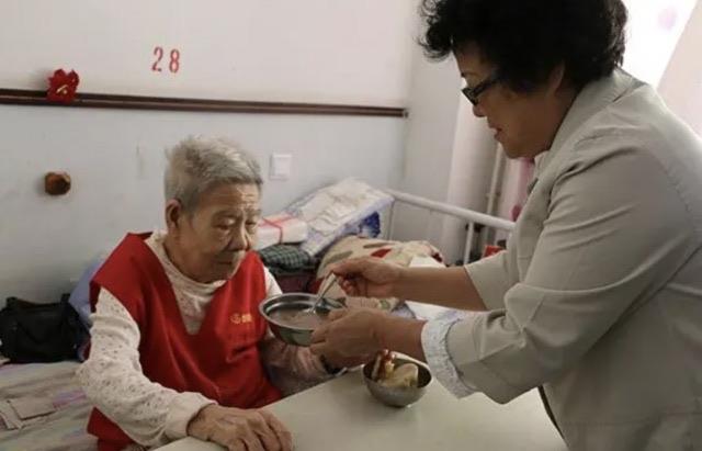生活中低龄照护高龄老人 老老照料难何解  1