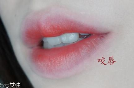 mac子弹头dozen carnations试色 带细闪的无敌少女色