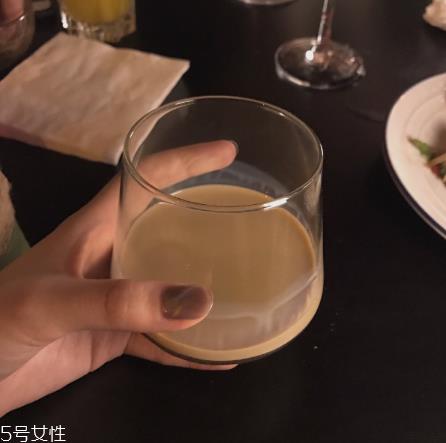 今年最流行的美甲款式 超显手白的气质可爱美甲
