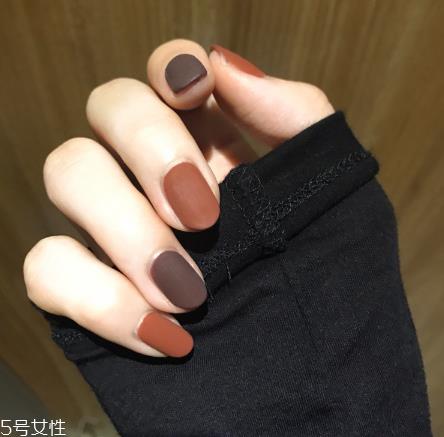 今年最流行的美甲款式 超显手白的气质可爱美甲