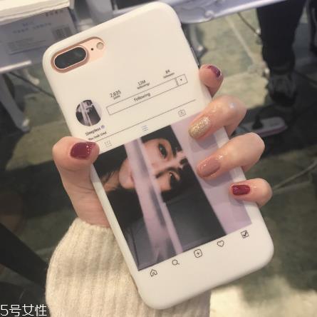 今年最流行的美甲款式 超显手白的气质可爱美甲