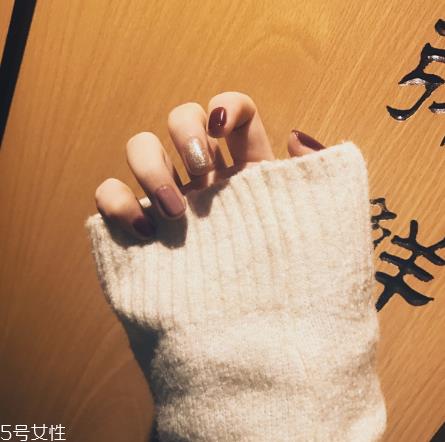 今年最流行的美甲款式 超显手白的气质可爱美甲