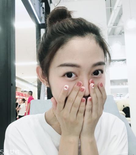 今年最流行的美甲款式 超显手白的气质可爱美甲