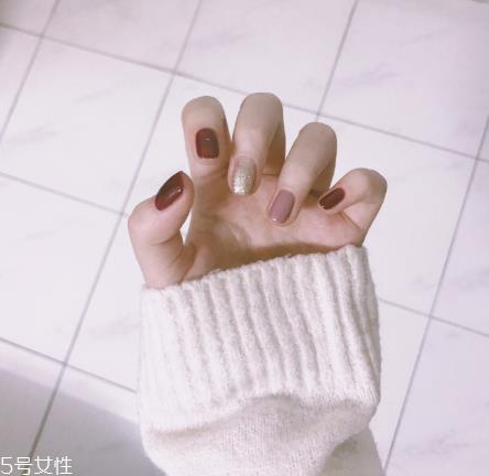 今年最流行的美甲款式 超显手白的气质可爱美甲