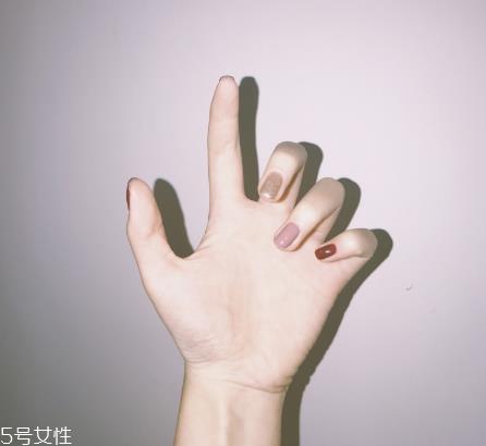 今年最流行的美甲款式 超显手白的气质可爱美甲