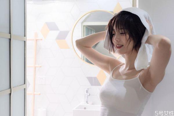 染发后适合用什么洗发水 染发后头发干枯怎么办