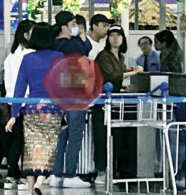 霍建华带女儿现身机场，小海豚首曝光，外形像极了林心如小时候